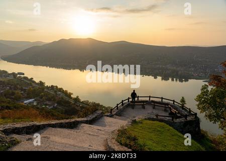 Château de Visegrad en Hongrie, sur le Danube, avec un beau coucher de soleil Banque D'Images