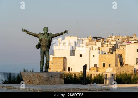 Bari, Pouilles, Italie. 2022 juillet : Statue de Domenico Modugno à Polignano a Mare au coucher du soleil. Banque D'Images
