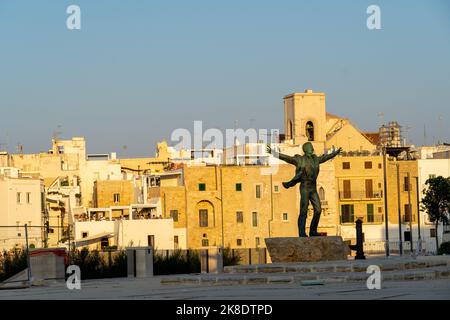Bari, Pouilles, Italie. 2022 juillet : Statue de Domenico Modugno à Polignano a Mare au coucher du soleil. Banque D'Images