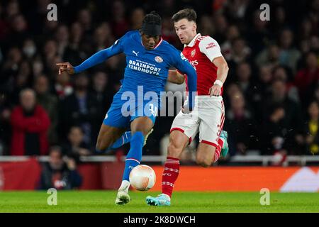 LONDRES, ROYAUME-UNI - OCTOBRE 20 : Noni Madueke de PSV bataille pour le ballon avec Kieran Tierney de Arsenal FC avant le groupe UEFA Europa League Un match entre Arsenal FC et PSV Eindhoven au stade Emirates de 20 octobre 2022 à Londres, Royaume-Uni (photo de Joris Verwijst/Orange Pictures) Banque D'Images