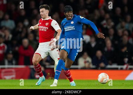 LONDRES, ROYAUME-UNI - OCTOBRE 20 : Noni Madueke de PSV bataille pour le ballon avec Kieran Tierney de Arsenal FC avant le groupe UEFA Europa League Un match entre Arsenal FC et PSV Eindhoven au stade Emirates de 20 octobre 2022 à Londres, Royaume-Uni (photo de Joris Verwijst/Orange Pictures) Banque D'Images