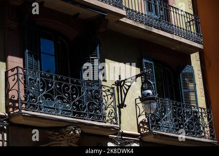 Barcelone, Espagne - 26 mai 2022: Balcons dans le quartier gothique. Banque D'Images