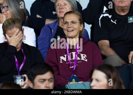 Sarina Wiegman, responsable du football féminin en Angleterre, observe l'action lors du match de la coupe du monde de rugby à XV féminin au stade Waitakere à Auckland, en Nouvelle-Zélande. Date de la photo: Dimanche 23 octobre 2022. Banque D'Images