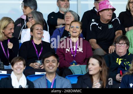 Sarina Wiegman, responsable du football féminin en Angleterre, observe l'action lors du match de la coupe du monde de rugby à XV féminin au stade Waitakere à Auckland, en Nouvelle-Zélande. Date de la photo: Dimanche 23 octobre 2022. Banque D'Images