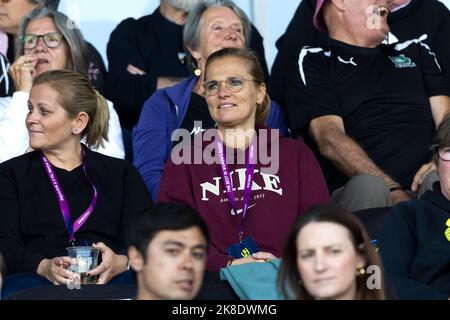 Sarina Wiegman, responsable du football féminin en Angleterre, observe l'action lors du match de la coupe du monde de rugby à XV féminin au stade Waitakere à Auckland, en Nouvelle-Zélande. Date de la photo: Dimanche 23 octobre 2022. Banque D'Images