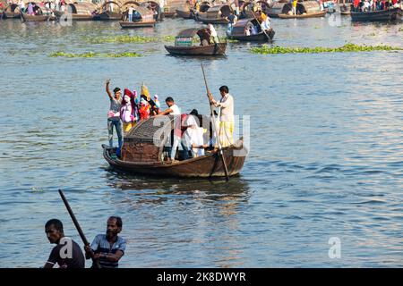 Narayanganj, Dhaka, Bangladesh. 23rd octobre 2022. Les dévotés transportent une idole de la déesse hindoue Kali sur un petit bateau jusqu'à un lieu de culte avant le festival Shyama Puja à Narayanganj, au Bangladesh. La déesse Kali est adorée en tant que sauveurs de toute force maléfique, démon et une source de puissance, bonheur selon la mythologie hindoue. (Image de crédit : © Joy Saha/ZUMA Press Wire) Banque D'Images