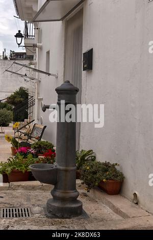 LOCOROTONDO, ITALIE - 13 OCTOBRE 2019 : pompe à eau à fonctionnement manuel vintage dans la vieille ville Banque D'Images