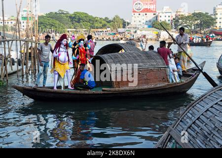 Narayanganj, Dhaka, Bangladesh. 23rd octobre 2022. Les dévotés transportent une idole de la déesse hindoue Kali sur un petit bateau jusqu'à un lieu de culte avant le festival Shyama Puja à Narayanganj, au Bangladesh. La déesse Kali est adorée en tant que sauveurs de toute force maléfique, démon et une source de puissance, bonheur selon la mythologie hindoue. (Image de crédit : © Joy Saha/ZUMA Press Wire) Banque D'Images