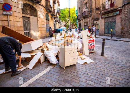 Barcelone, Espagne - 26 mai 2022: Décharge de vieux meubles dans le quartier gothique. Banque D'Images