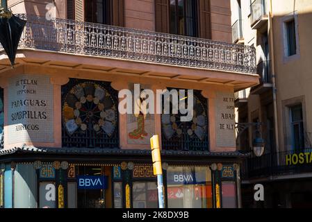 Barcelone, Espagne - 26 mai 2022: Balcons dans le quartier gothique. Banque D'Images