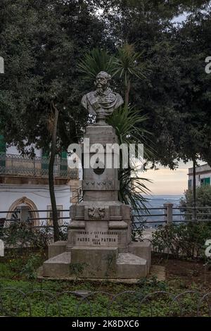 LOCOROTONDO, ITALIE - 13 OCTOBRE 2019 : buste de Victor Emmanuel II (premier roi d'une Italie unifiée) dans un parc de la vieille ville Banque D'Images