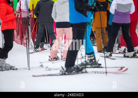 Slovaquie, Jasna - 4 février 2022: Personnes en ligne pour télésiège de ski Banque D'Images