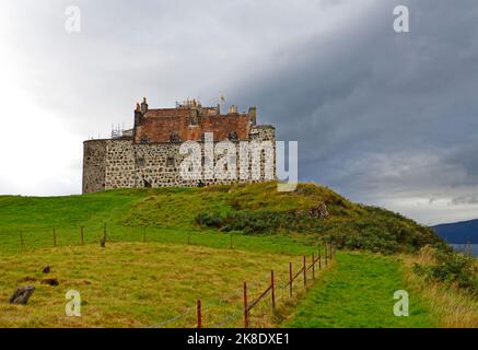 Vue sur le château de Duart datant du 13th siècle, siège de Clan MacLean, sur Duart point, au sud-est de l'île de Mull, Argyll et Bute, Écosse. Banque D'Images