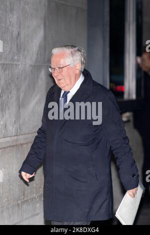 Mervyn King, ancien gouverneur de la Banque d'Angleterre, arrive à la BBC Broadcasting House à Londres, pour figurer sur le programme d'affaires courantes de la BBC One, dimanche avec Laura Kuenssberg. Date de la photo: Dimanche 23 octobre 2022. Banque D'Images