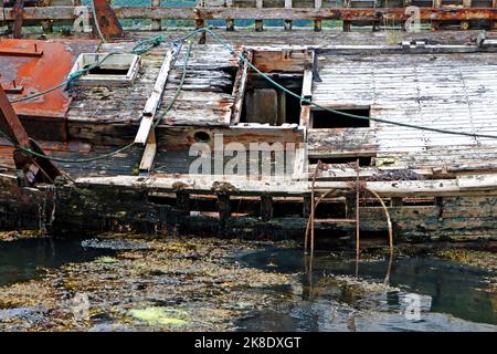 Gros plan d'une partie d'un vieux bateau de pêche en décomposition, pêché sur les rives de la baie de Salen par la route A849 à Salen, l'île de Mull, Argyll et Bute, en Écosse. Banque D'Images