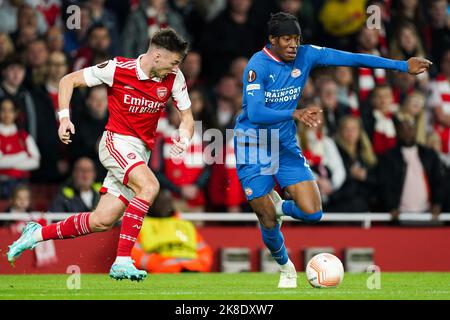LONDRES, ROYAUME-UNI - OCTOBRE 20: Kieran Tierney d'Arsenal FC bataille pour le ballon avec Noni Madueke de PSV pendant le groupe UEFA Europa League Un match entre Arsenal FC et PSV Eindhoven à Emirates Stadium on 20 octobre 2022 à Londres, Royaume-Uni (photo de Joris Verwijst/Orange Pictures) Banque D'Images