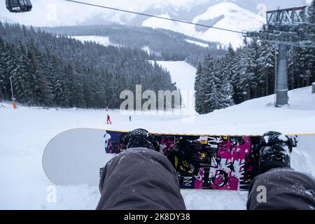 point de vue du snowboarder depuis la pente Banque D'Images