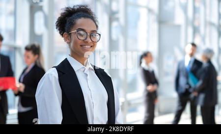 Portrait d'une jeune femme d'affaires de course mixte portant des lunettes au bureau Banque D'Images