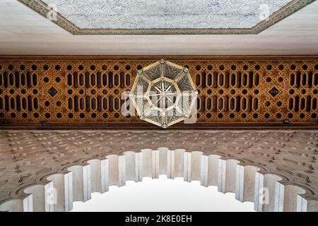 Détail du plafond avec lampe, arabesque, ornements dans la zone d'entrée, vue de dessous, mausolée à Rabat, Rabat-sale-Kenitra, Maroc Banque D'Images