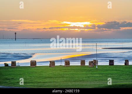 Plage herbeuse avec chaises de plage au coucher du soleil sur la mer des Wadden à l'embouchure du Weser, Wremen, la côte de la mer du Nord de Wurster, la côte de la mer du Nord, Land Wursten Banque D'Images