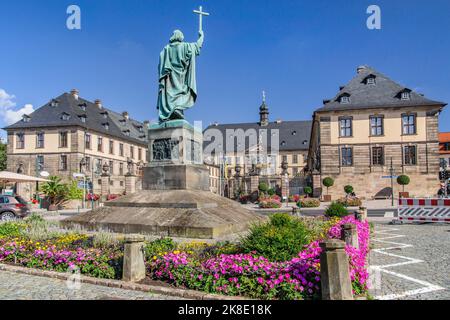 Statue de Saint-Boniface devant le palais de la ville, Fulda, Fulda River, Rhode, Hesse orientale, Hesse, Allemagne Banque D'Images