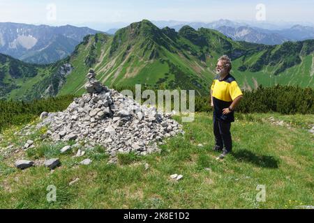 Randonneur, senior, 63 ans, sur le Hochmiesing, derrière le Rotwand, Spitzingsee, Mangfall Mountains, haute-Bavière, Allemagne Banque D'Images