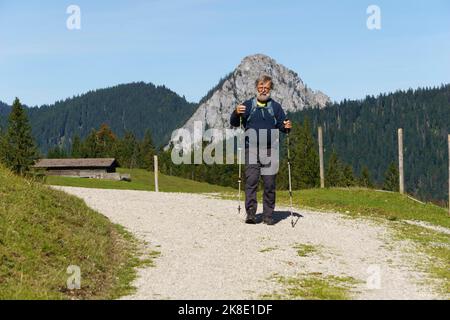 Randonneur, senior, 63 ans, sur le chemin de Koenigsalm en face de Leonhardstein, Kreuth, Mangfall Mountains, haute-Bavière, Allemagne Banque D'Images