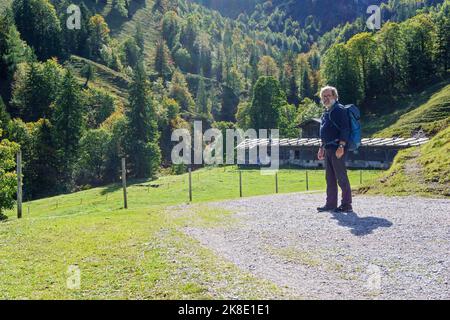 Randonnée, 63 ans, sur le chemin de Schildenstein en face de Koenigsalm, Kreuth, montagnes de Mangfaldt, haute-Bavière, Allemagne Banque D'Images