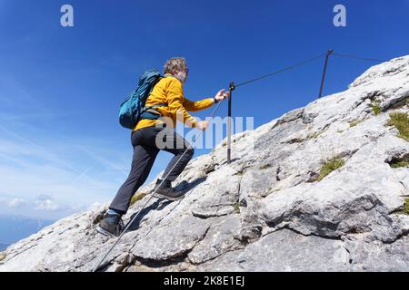 Hiker, senior, 63 ans, assurance corde d'escalade sur le Westliche Karwendelspitze, Mittenwald, Werdenfelser Land, haute-Bavière, Allemagne Banque D'Images