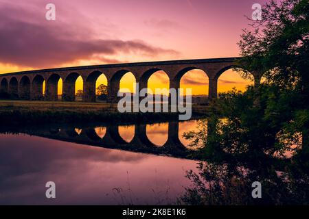 Le viaduc d'Arthington au-dessus de la rivière Wharfe au lever du soleil. Banque D'Images