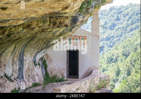 La façade sculptée dans le rocher de l'Ermitage de San Bartolomeo à Legio Banque D'Images