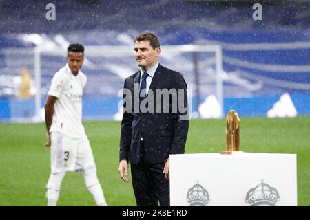 Iker Casillas donne le meilleur trophée de gardien de but à Thibaut courtois du Real Madrid pendant le championnat d'Espagne la Liga football match entre le Real Madrid et Sevilla FC sur 22 octobre 2022 au stade Santiago Bernabeu à Madrid, Espagne - photo: Oscar J Barroso/DPPI/LiveMedia Banque D'Images