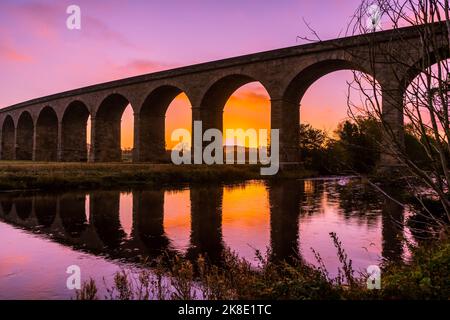 Le viaduc d'Arthington au-dessus de la rivière Wharfe au lever du soleil. Banque D'Images