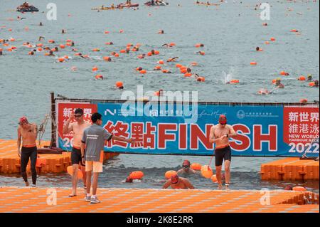 Hong Kong, Chine. 23rd octobre 2022. Les participants franchissent la ligne d'arrivée lors de la compétition de natation annuelle New World Harbour Race à Hong Kong. (Photo par Sebastian ng/SOPA Images/Sipa USA) crédit: SIPA USA/Alay Live News Banque D'Images