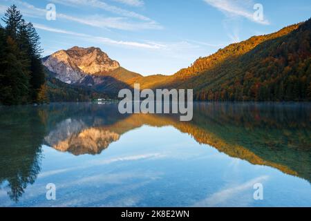 Lac alpin de Vorderer Langbathsee en automne. Ebensee, haute-Autriche. Europe. Banque D'Images
