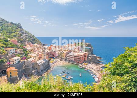 Port de Vernazza, village des Cinque Terre classé au patrimoine mondial de l'UNESCO. Village coloré d'Italie. Banque D'Images