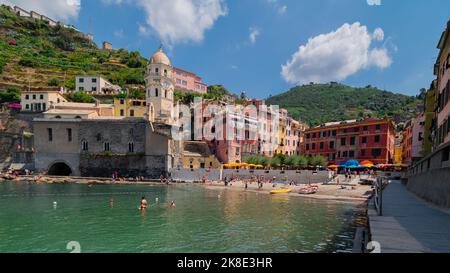 Port de Vernazza, village des Cinque Terre classé au patrimoine mondial de l'UNESCO. Village coloré d'Italie. Banque D'Images