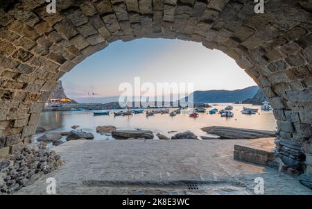 Port de Vernazza, village des Cinque Terre classé au patrimoine mondial de l'UNESCO. Village coloré d'Italie. Banque D'Images