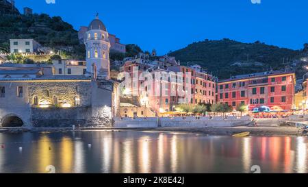 Port de Vernazza, village des Cinque Terre classé au patrimoine mondial de l'UNESCO. Village coloré d'Italie. Banque D'Images