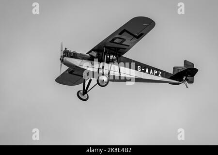 1931 Desoutter Mk.1 « G-AAPZ » en vol au salon de l'aviation du jour de la course qui s'est tenu à Shuttleworth le 2nd octobre 2022 Banque D'Images