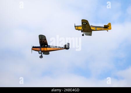 1931 Desoutter Mk.1 'G-AAPZ' et 1937 miles Magister 'P6382' en vol au salon de l'aviation du jour de la course tenu à Shuttleworth le 2nd octobre 2022 Banque D'Images