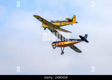 1931 Desoutter Mk.1 'G-AAPZ' et 1937 miles Magister 'P6382' en vol au salon de l'aviation du jour de la course tenu à Shuttleworth le 2nd octobre 2022 Banque D'Images