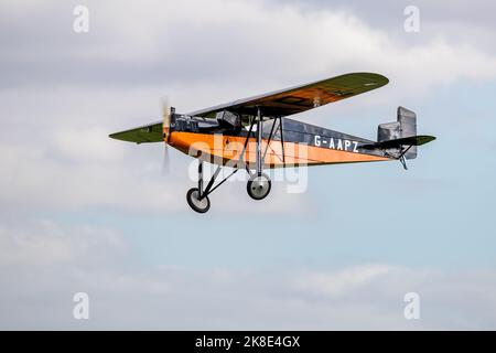 1931 Desoutter Mk.1 « G-AAPZ » en vol au salon de l'aviation du jour de la course qui s'est tenu à Shuttleworth le 2nd octobre 2022 Banque D'Images