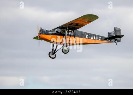 1931 Desoutter Mk.1 « G-AAPZ » en vol au salon de l'aviation du jour de la course qui s'est tenu à Shuttleworth le 2nd octobre 2022 Banque D'Images