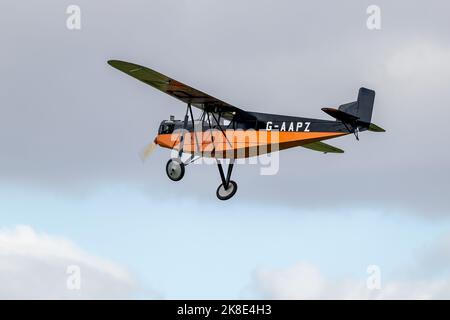 1931 Desoutter Mk.1 « G-AAPZ » en vol au salon de l'aviation du jour de la course qui s'est tenu à Shuttleworth le 2nd octobre 2022 Banque D'Images