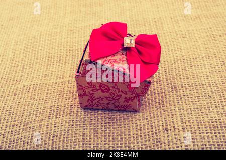 Boîte cadeau avec ruban rouge en carton Banque D'Images