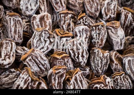 Persimmon sec au soleil comme un fruit sec Banque D'Images