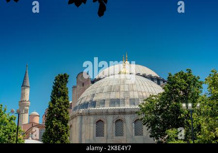 Vue extérieure du dôme dans l'architecture ottomane à Istanbul, Turquie Banque D'Images