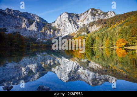 Lac alpin Hinterer Langbathsee en automne. Ebensee, haute-Autriche. Europe. Banque D'Images