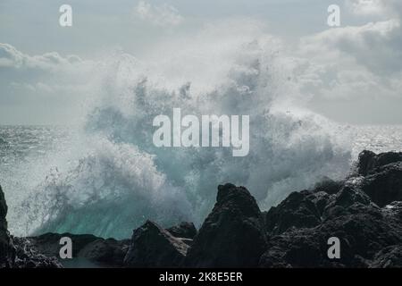 Vagues déferlantes, côte au large de Ponta dos Caetanos, Açores, Sao Miguel, Portugal Banque D'Images